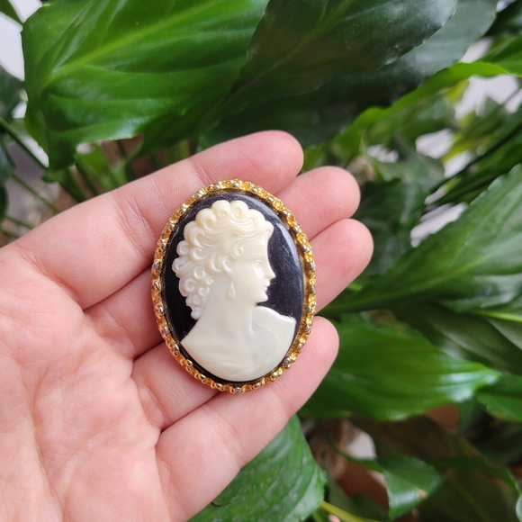 Vintage Cameo Brooch Pin - Picture 2 of 3